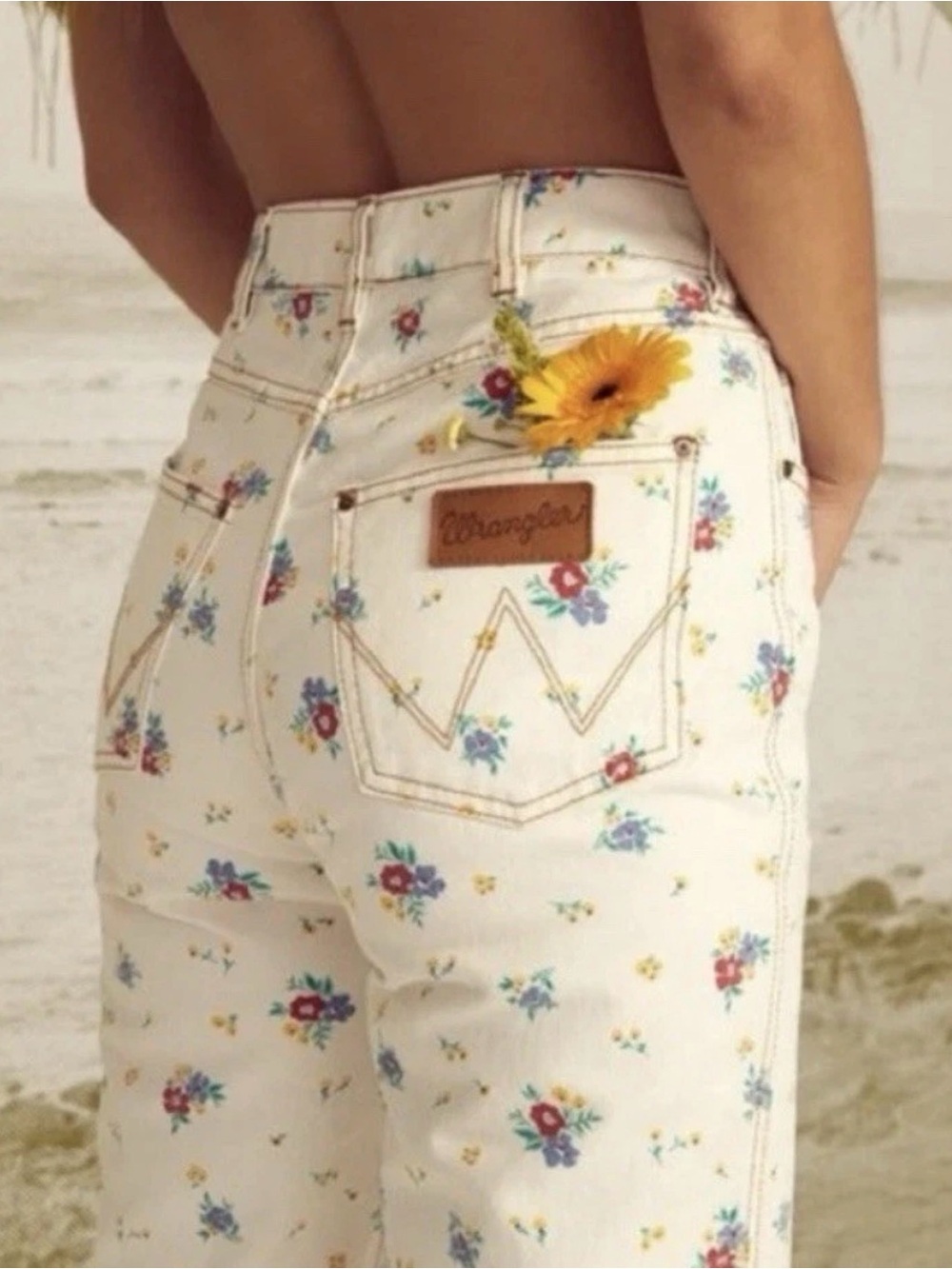Wrangler X Billabong Collab, She’s Cheeky Floral White Denim Jeans Women’s Sz 31 - Picture 3 of 14